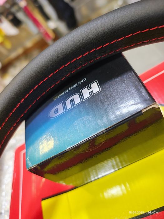 Спортен волан МОМО карбон кожа.