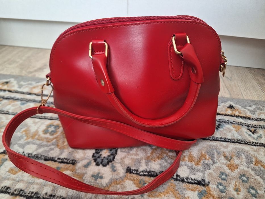 Срочно продам вещь красную