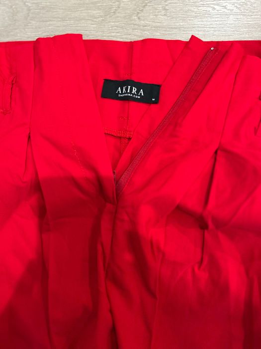 Червен панталон Akira