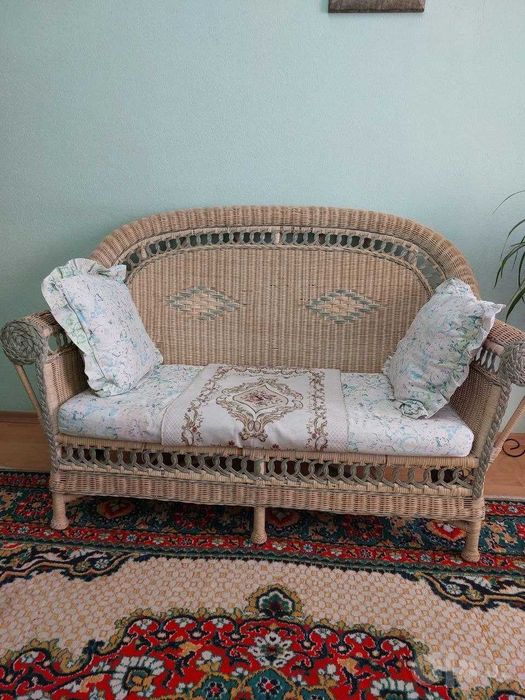Плетёный комплект мебели: диван, 2 кресла и стол