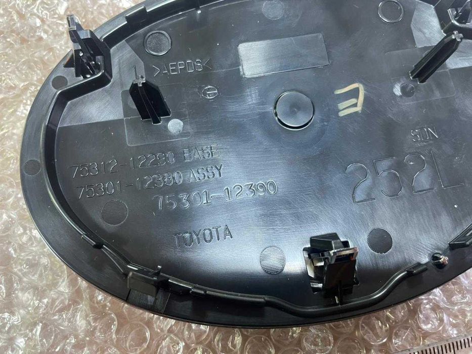 Эмблема на решетку радиатора Corolla оригинал новая