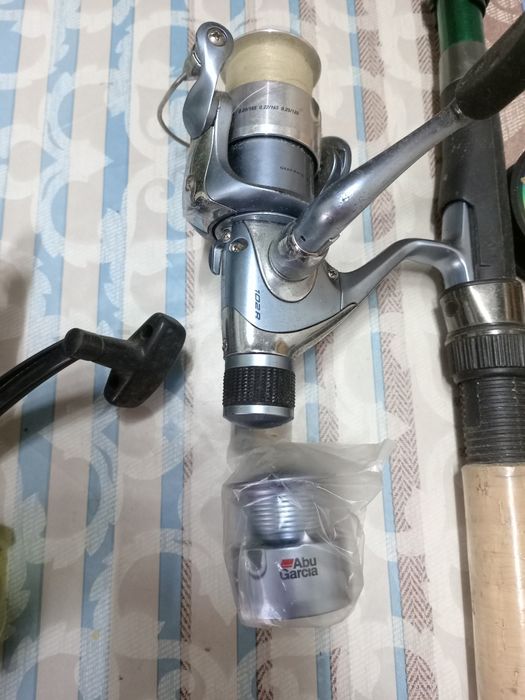 Trei lansete de pescuit cu mulinete aferente și tambur de rezerva.