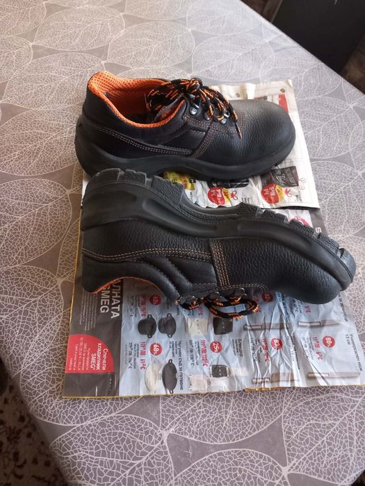 Работни обувки 37 номер и кубински 42