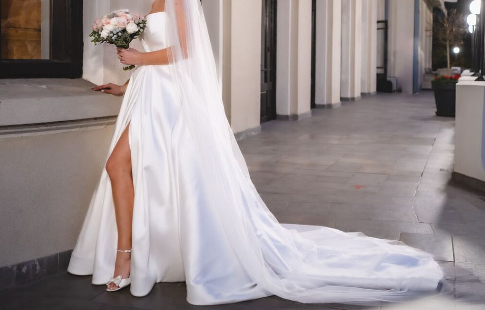 Rochie de mireasa cu trena (si cu prindere speciala pentru trena)