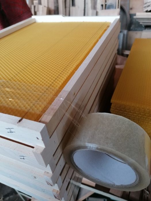 Пчелни рамки с монтирана восъчна основа