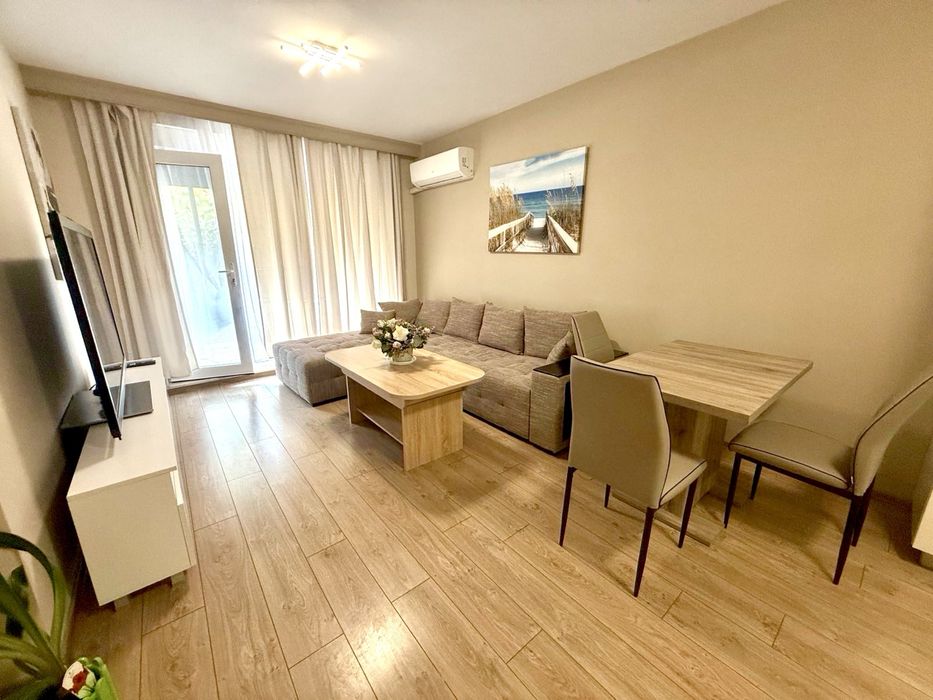 Тристаен апартамент с двор, в луксозен комплекс в Студенски Град