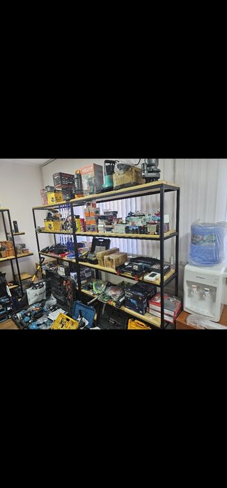 Стеллажи с полками под товар