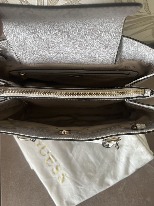 Дамски чанти Guess