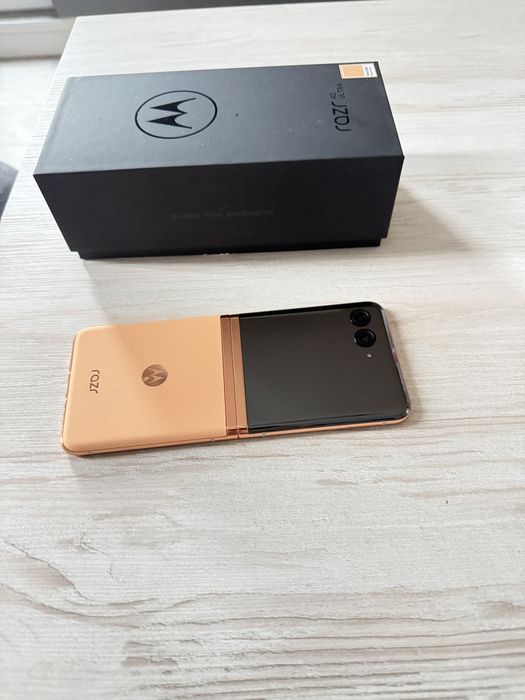 Продавам Motorola Razr 40 Ultra