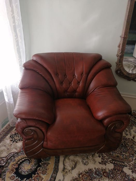 Продаётся мягкая кожаная мебель