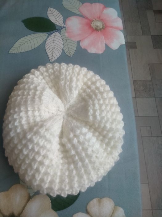 Продам берет белый новый