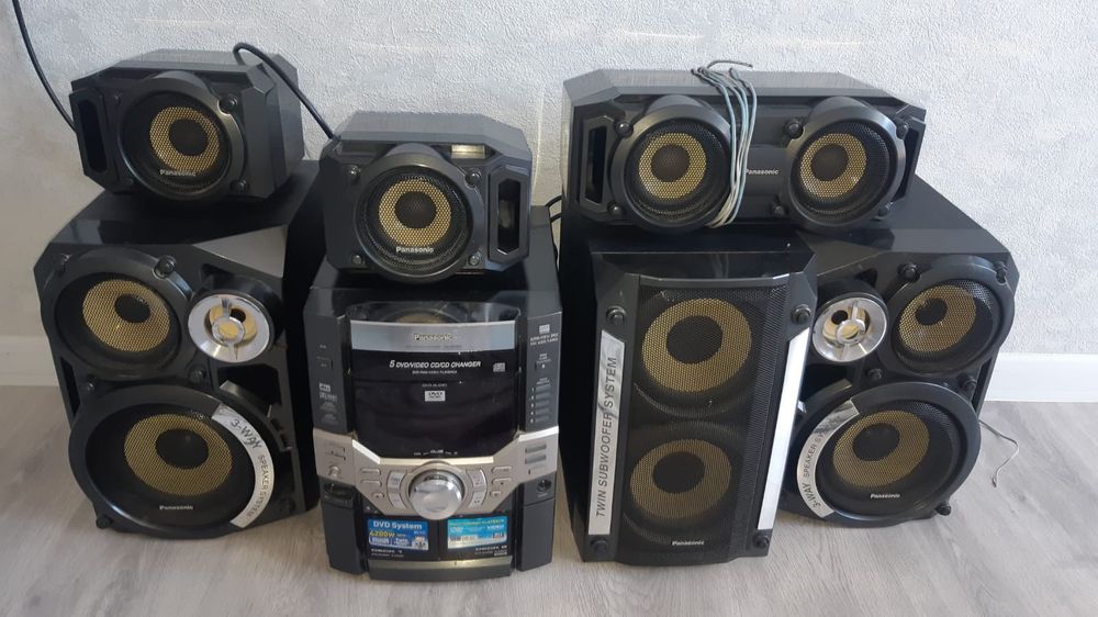 Музыкальный центр и CD диски