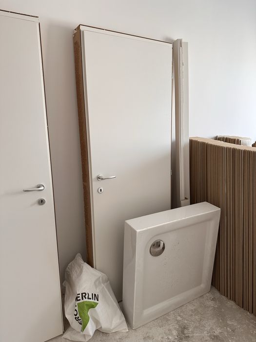 Vand 2 usi de interior, stare foarte buna, albe MDF