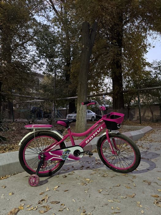 Яркий велосипед для девочки