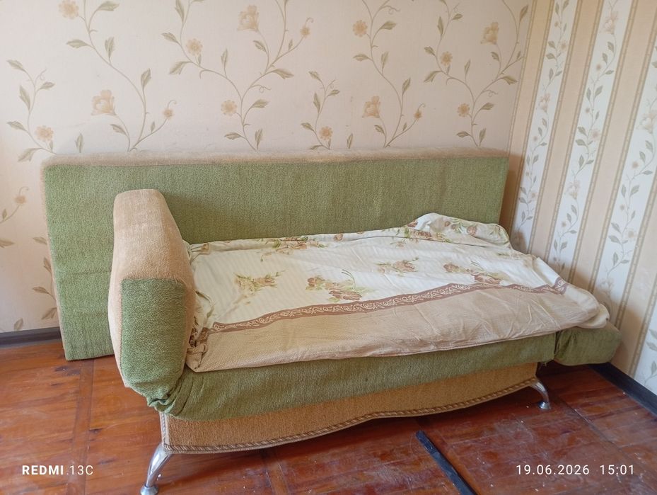 Диван двухместный продается  не дорога