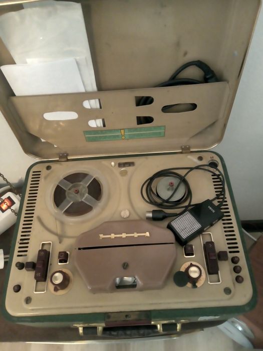 Magnetofon vechi și radio vechi pe lămpi