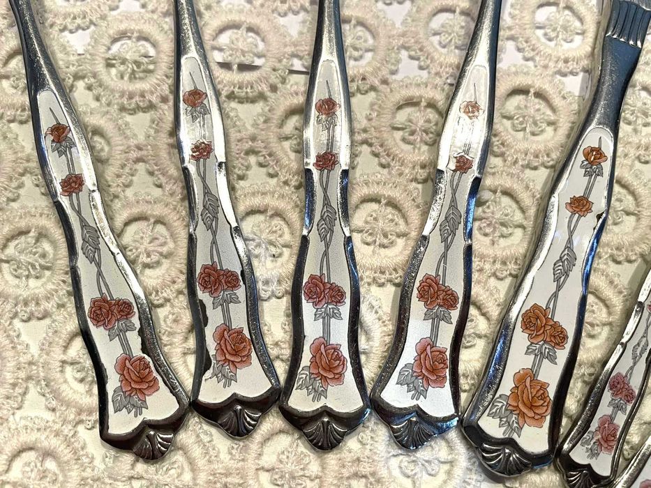 Красиви прибори MONOGRAM от Англия с рози и керамични дръжки