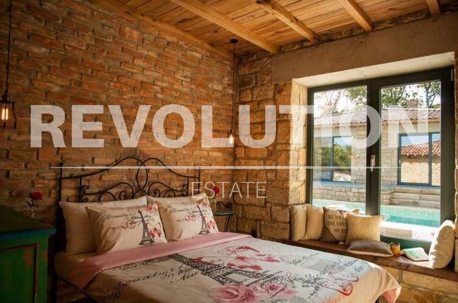 Дава се под наем Къща в к.к. Св.Св. Константин и Елена - 120 кв.м за 1695.24 € - Снимка #1