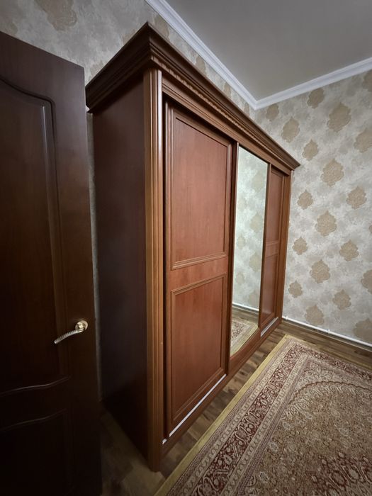 Спальний гарнитур б/у:цвет орех шифонер,тупмбочки,тримо