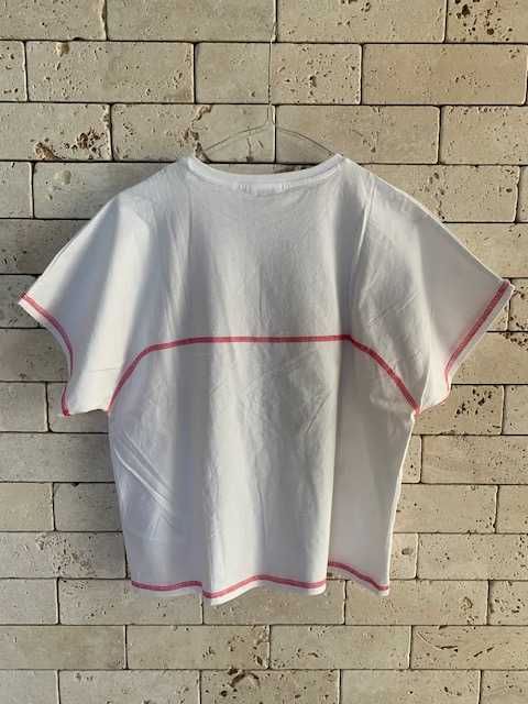 Бяла тениска марка Guess с апликация и надпис отпред