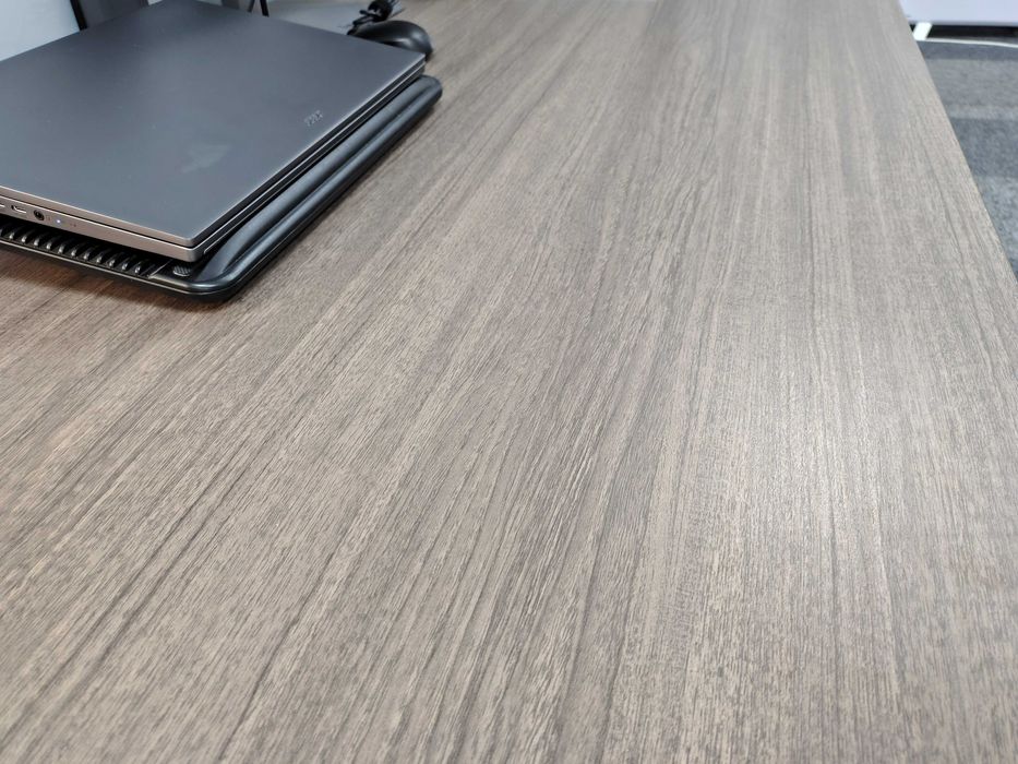 Офисные столы и тумбы