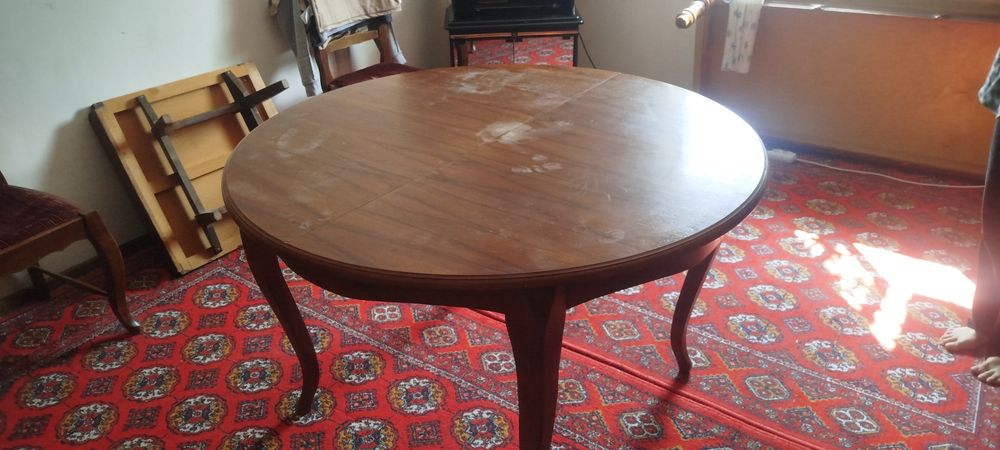 Oshxonaga ochilib yopiladigan stol 6 ta stuli bilan sotiladi