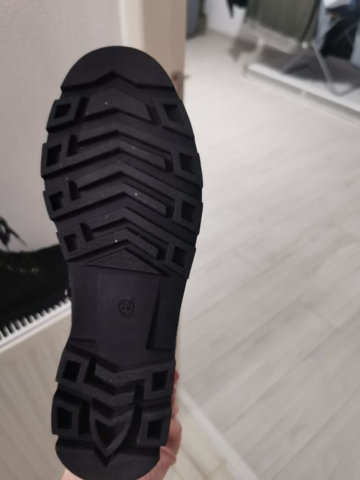 Vând ghete pentru femei