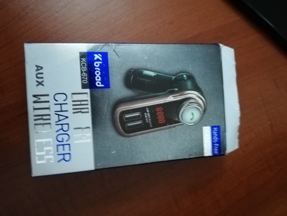 Car kit, încărcător și muzica.