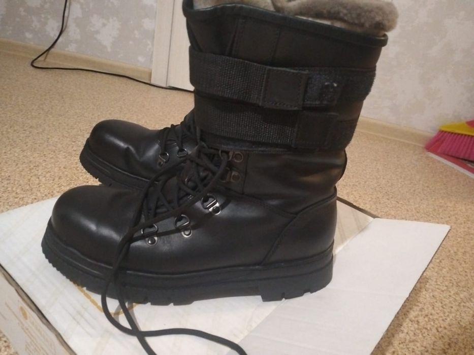 Берцы черные, зимние.