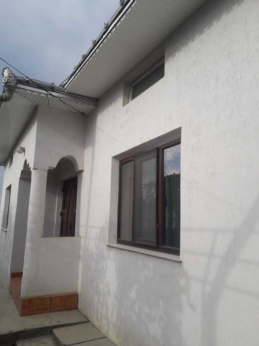 Vând casă complet renovată + anexe și teren 1300 mp, orașul Darabani