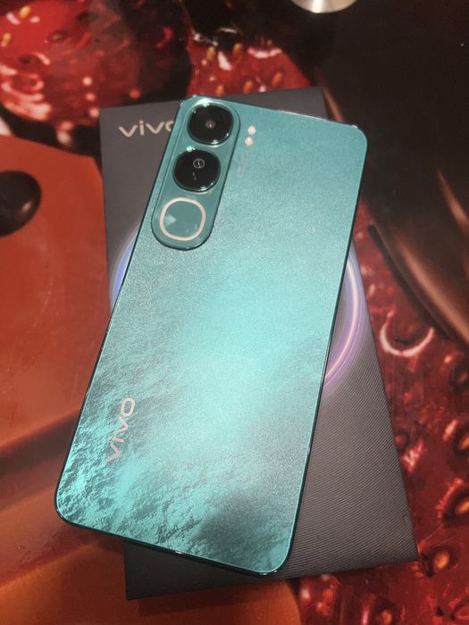 Продаю телефона Vivo 40.