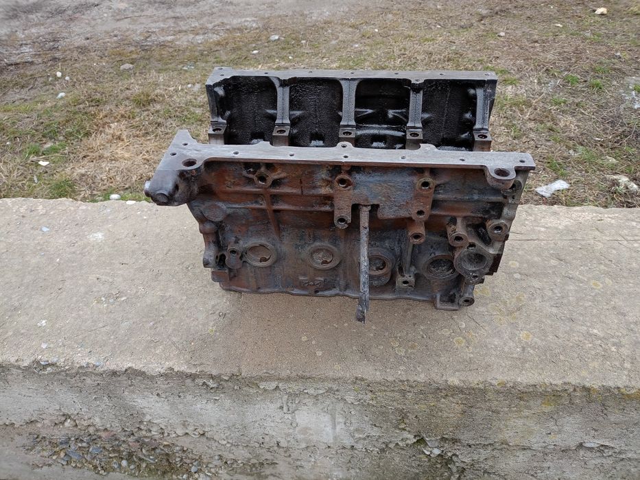 Блок двигателя мазда 626 переходка 2.2куб,