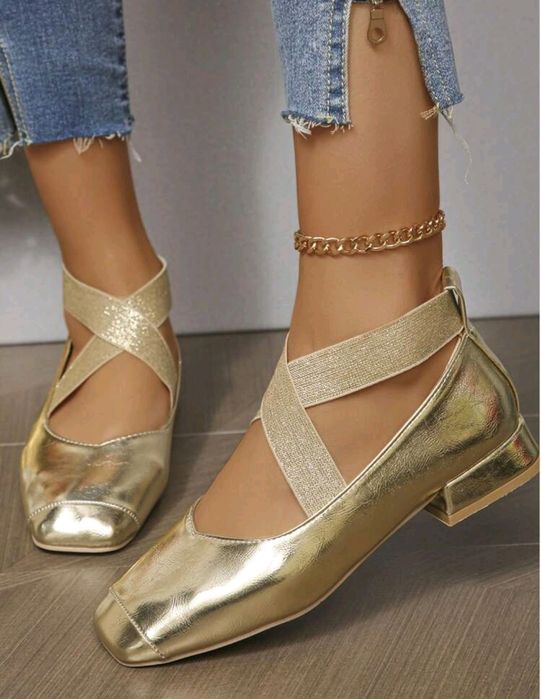 Златни обувки спортно-елегантни