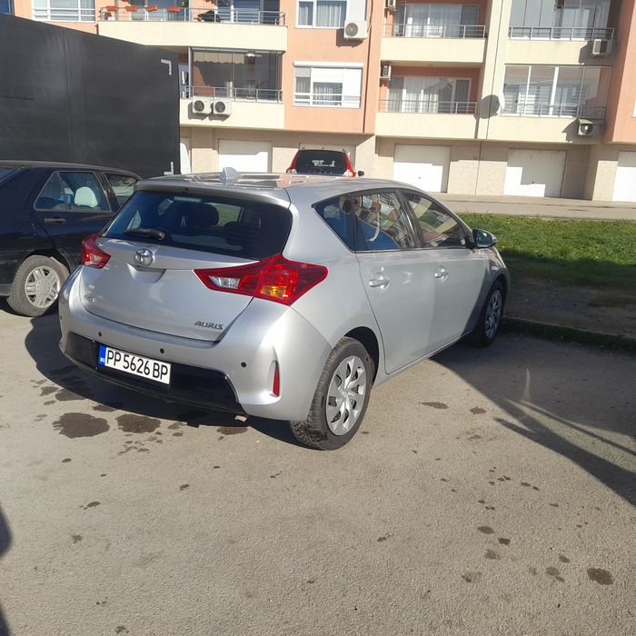Продавам Тойота аурис