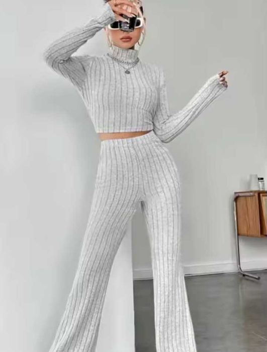 Дамски комплект с висока яка и разкроени крачоли