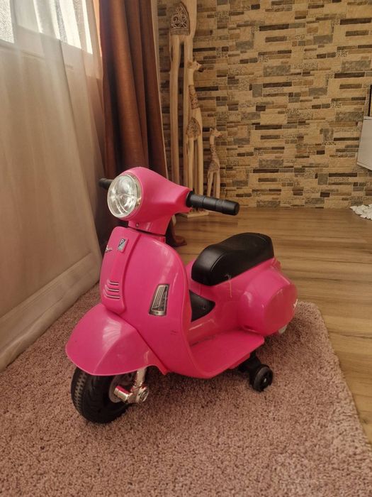 Акумулаторен мотор VESPA GTS SUPER розов