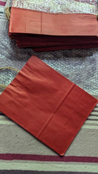 Красный подарочный пакет