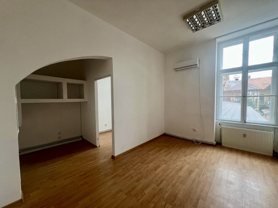 Vând apartament 3 camere ultracentral , ideal birouri sau de locuit