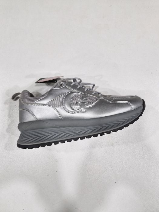 Кроссовки женские