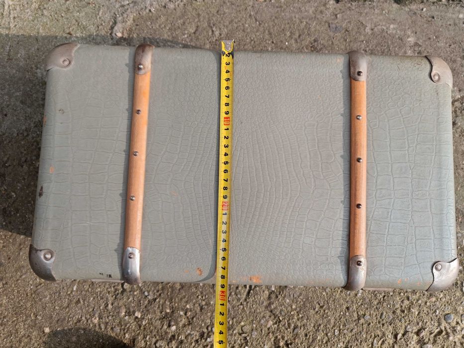 Vand valiză veche din carton cu colțuri și încuietori metalice