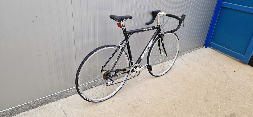 Шосеен велосипед GT колело 28"