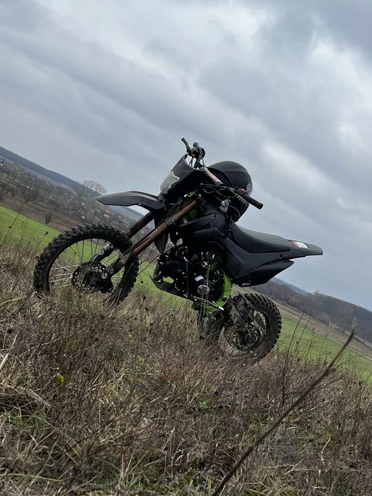 Cadrul KXD și motor tip clonă Honda.