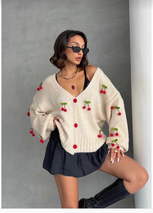 Плетен пуловер с черешови мотиви