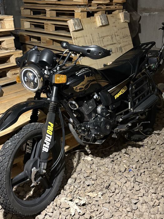 Мотоцикл GSX200.