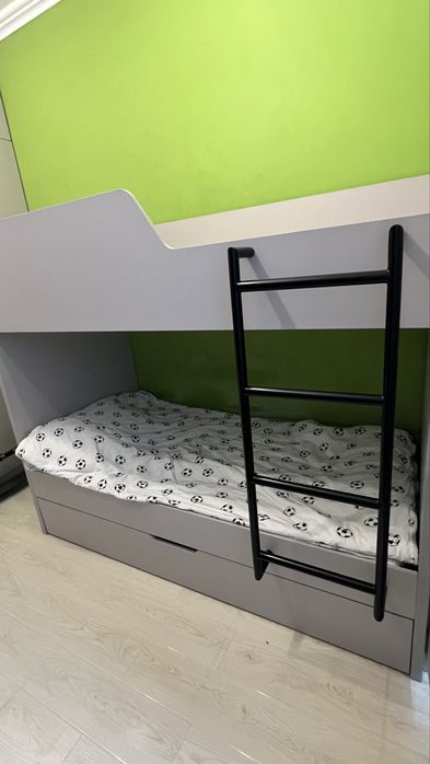 Двуярусная кровать с ещё одним выдвижным