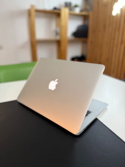 MacBook Air 2013 года 4 гб Процессор: Core i5