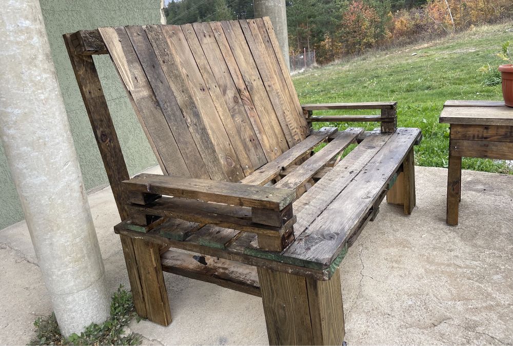 Дървена пейка