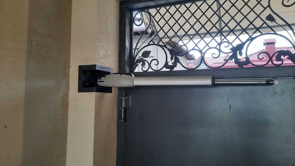 Автоматика на Ворота.5-о суток без света.3 пульта,сигнальная лампа.