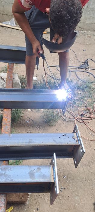 Vand structura din metal 15x10 cu 4 inaltime la 4400 de euro Profile