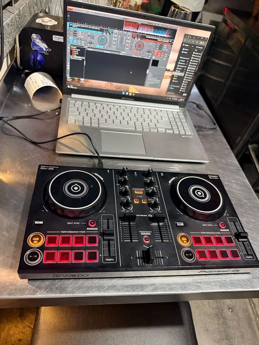 Pioneer ddj 200.